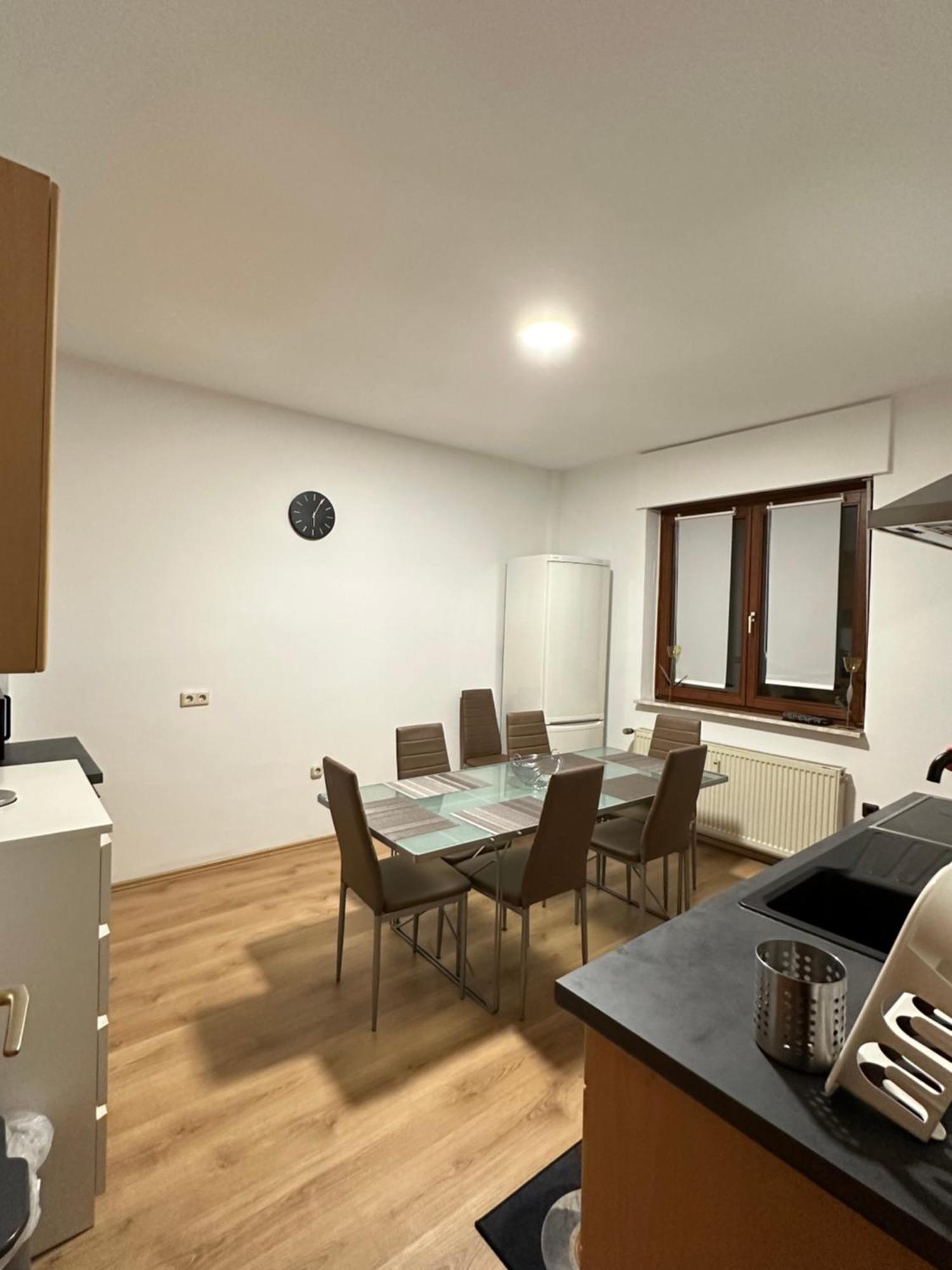 Feelhome, Flughafen Nah, 6 Personen, Badewanne, Zentral, Wifi, Ground Floor Appartement