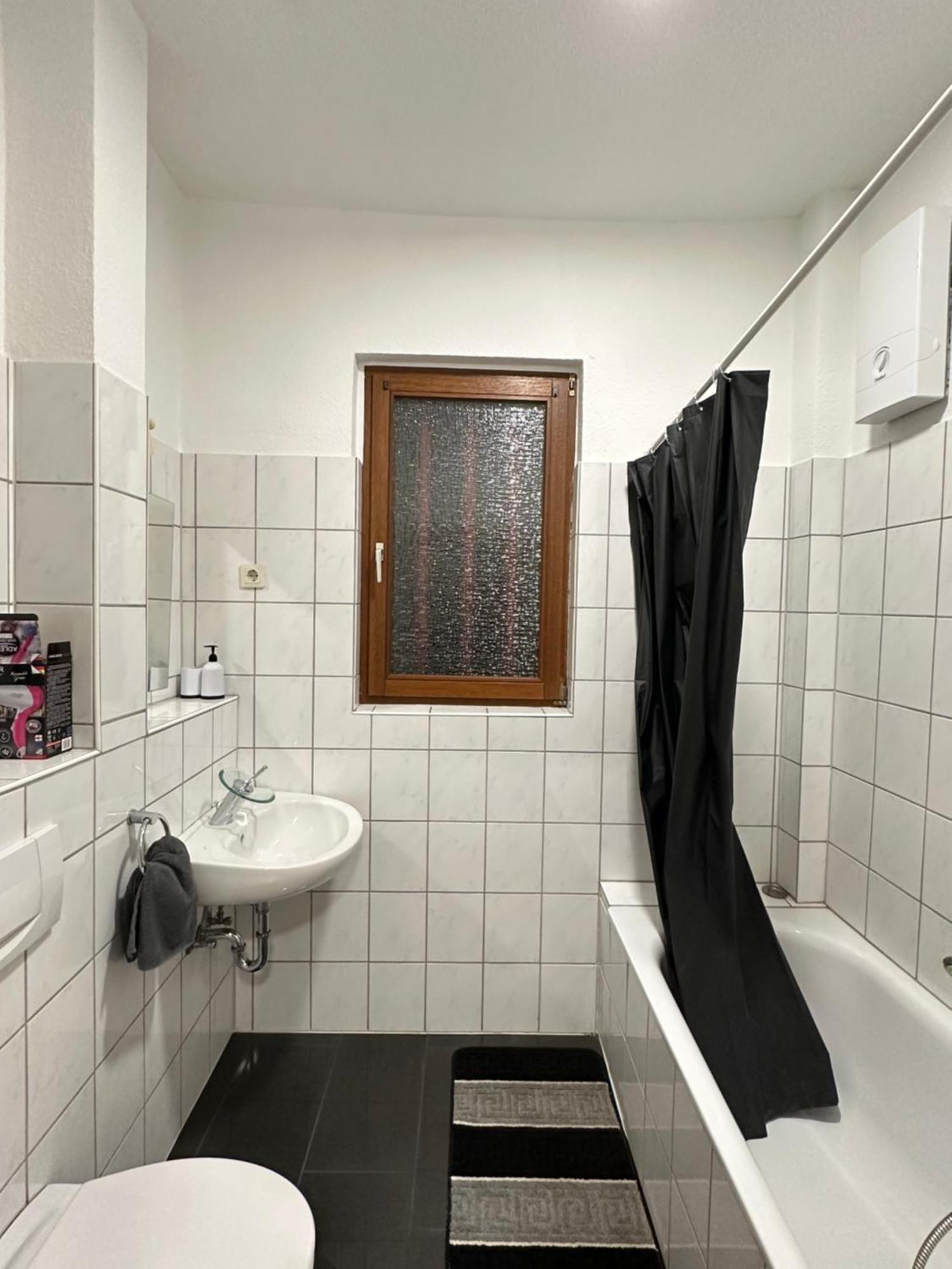 Feelhome, Flughafen Nah, 6 Personen, Badewanne, Zentral, Wifi, Ground Floor * Duisburg
